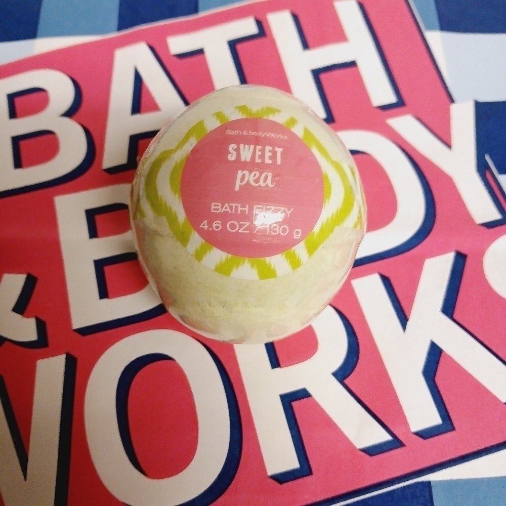 Bath and Body Works Sweet Pea Bath Bomb Fizzy